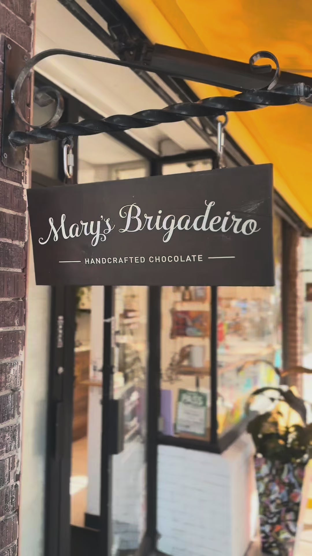 Load video: Mary's Brigadeiro stores and the team producing chocolate brigadeiros